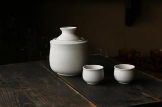 ギフトに♪冷酒も楽しめる　日本酒1合！【3分で熱燗が楽しめる】伊藤さんご家族のつくる酒燗器（中）・ぐい呑み2つのセット・白
