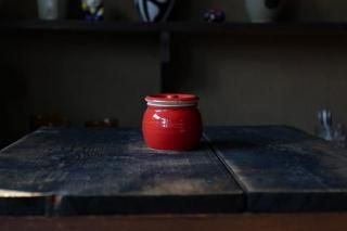 【紅しょうがや佃煮、なめ茸、福神漬けなどのお漬物入れに】　お漬物甕（かめ）砂糖壺（小）・赤