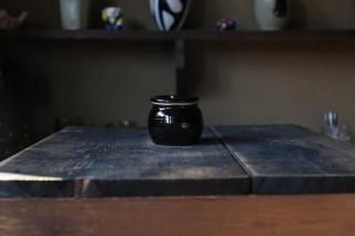 【紅しょうがや佃煮、なめ茸、福神漬けなどのお漬物入れに】　お漬物甕（かめ）砂糖壺（小）・黒