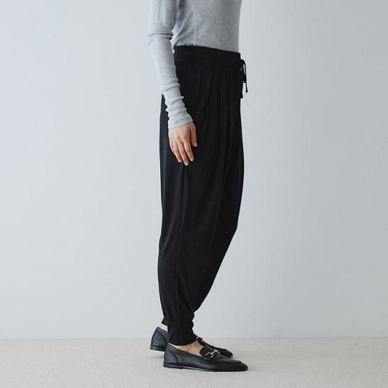 美品 レオナール シルク混 ブラック パンツ 日本製 黒 クロップドパンツ 絹 ヂェン先生の日常着｜クロップドパンツ ブラック - ファッション