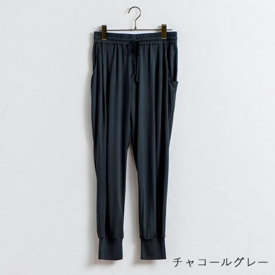 ドレスハーセルフ　シルク　ジョガーパンツ　チャコールグレー 楽だけどだらしなくない夏のシルクパンツ【DRESS HERSELF/ドレス