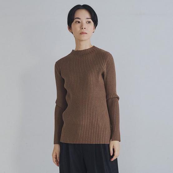 素材はウール、シルク、カシミヤのニットです。 ウールシルクカシミヤミックス ボートネックプルオーバーニット