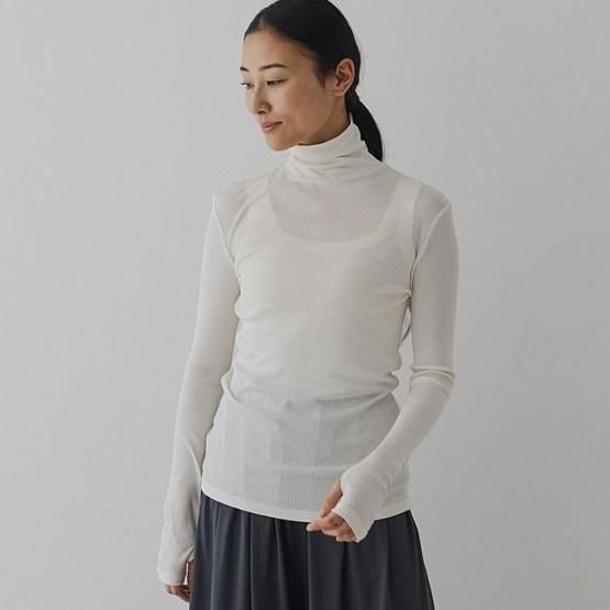 首元に優しいシルク100%リブハイネックカットソー - DRESS HERSELF 首元に優しいシルク100%リブハイネックカットソー - DRESS HERSELF
