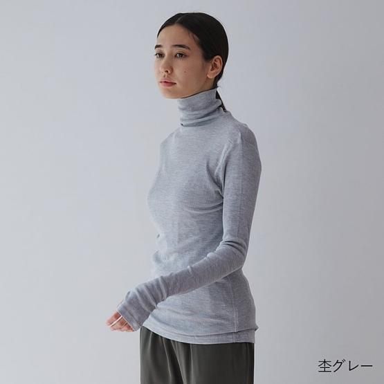 首元に優しいシルク100%リブハイネックカットソー - DRESS HERSELF 首元に優しいシルク100%リブハイネックカットソー - DRESS HERSELF