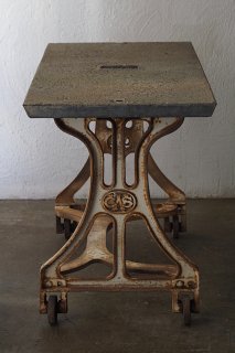 石のテーブル -stone top work table