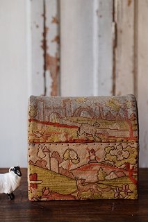 動物達が丘を往く-victorian embroidery box