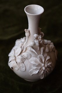 気高き白の花絡まる一輪差し-old derby china vase