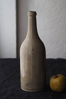 生活に密に、シンプルな形-french porcelain bottle