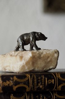 歩みのクマ 雪原恋し-antique pewter bear & stone objett