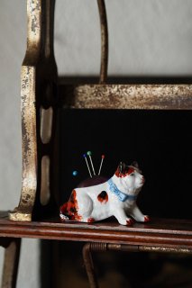 かしずいてニャオと三毛猫-antique porcelain cat pin cushion