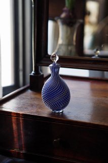 コントラスト捻り渦巻く-antique clichy glass perfume bottle