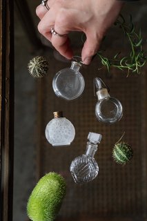 テーム 円らな香水瓶-vintage and antique glass perfume bottle