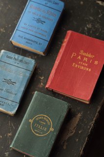 書を携え、旅に出よう-antique travel guide book