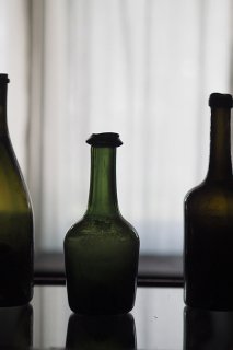 歪みと色合い同じものなく-antique glass wine bottle