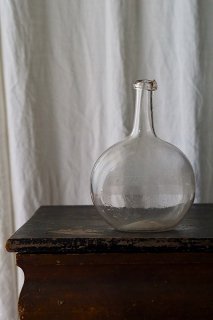 表を決めないガラスの傾き-antique perfume bottle