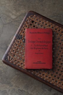 赤の薬学書-antique french book