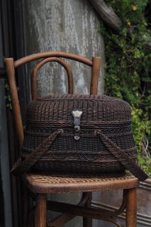 セピアに浸るバスケット-antique willow basket