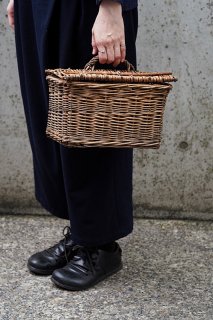 籠持ってピクニック-antique willow basket