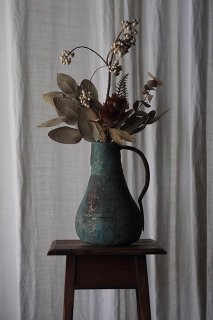 緑青とフォルムを愛でる-antique copper pitcher