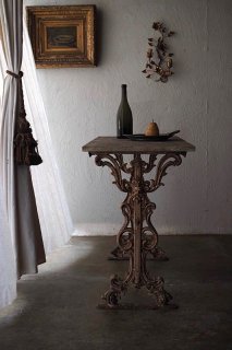 苔生したテーブル-antique iron leg table