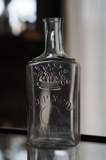 香りの装身具と共に-antique glass bottle