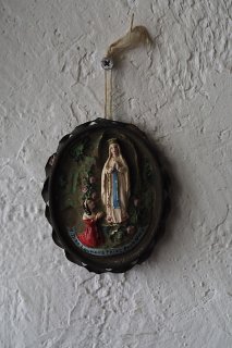 ルルドの聖母のメダイ-antique plaster oval frame