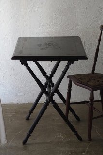 黒のフォールディングテーブル-antique black folding table