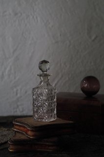 カットガラスの香水瓶-antique perfume bottle