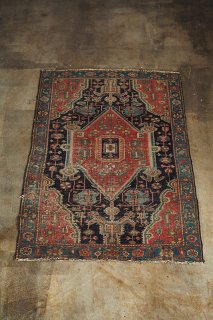 青と赤の絨毯-antique carpet