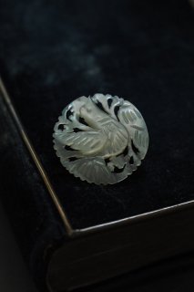 羽ばたきの鳥ブローチ-vintage shell brooch