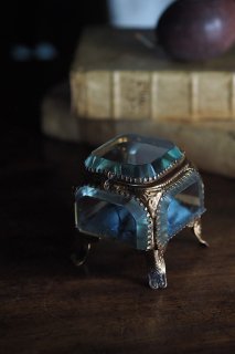 青い生地のジュエリーケース-antique glass jewelry box