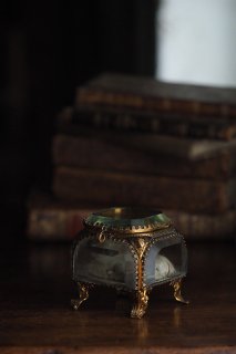 ガラスのジュエリーケース-antique glass jewelry box