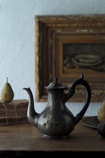 黒い柄のティーポット-antique pewter tea pot