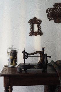 手回しアンティークミシン-antique sewing machine