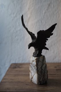 降り立つ鷲-antique eagle object