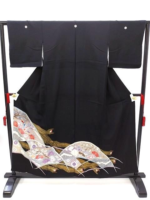 黒色太短冊枠孔雀手刺繍手描元禄柄 身丈約166㎝裄約65㎝強 超美品お年玉 黒留袖 孔雀刺繍 丸に澤瀉紋 Sサイズ 黒留め袖 中古 貸衣装処分
