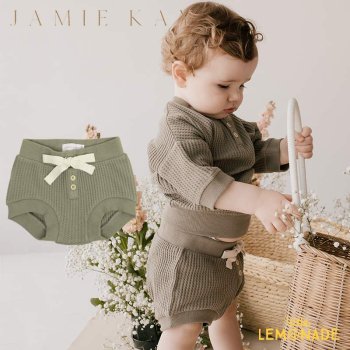 <img class='new_mark_img1' src='https://img.shop-pro.jp/img/new/icons1.gif' style='border:none;display:inline;margin:0px;padding:0px;width:auto;' /> 【Jamie Kay】  ORGANIC COTTON WAFFLE AIDEN SHORT - WOODLAND  【6-12か月/1歳/2歳】 ショートパンツ 緑 ブルマ ワッフル素材 22SS