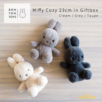 <img class='new_mark_img1' src='https://img.shop-pro.jp/img/new/icons1.gif' style='border:none;display:inline;margin:0px;padding:0px;width:auto;' />【BONTON TOYS】 Miffy Cozy 23cm in Giftbox  |  Cream/Grey/Taupe ミッフィー コージー ギフトボックス入り 【正規品】  (BTT-045)