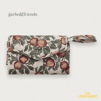 <img class='new_mark_img1' src='https://img.shop-pro.jp/img/new/icons1.gif' style='border:none;display:inline;margin:0px;padding:0px;width:auto;' />【Garbo&Friends】 Pomme Satin Quilted Change To Go オムツ替えシート／ りんご柄 クラッチバッグ式  (GF3183236-5700-2071GL)