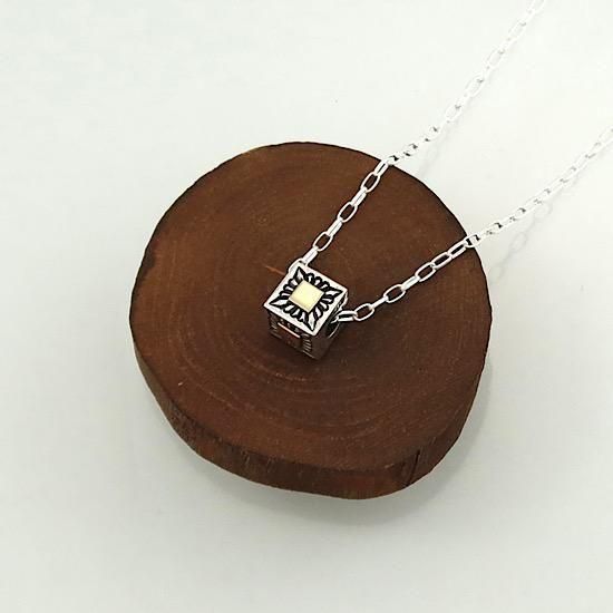 14K GOLD サンバーストキューブペンダント By Pat Bedonie
