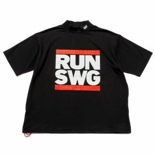 <img class='new_mark_img1' src='https://img.shop-pro.jp/img/new/icons13.gif' style='border:none;display:inline;margin:0px;padding:0px;width:auto;' />RUN SWG MOCK NECK TEE, BLACK