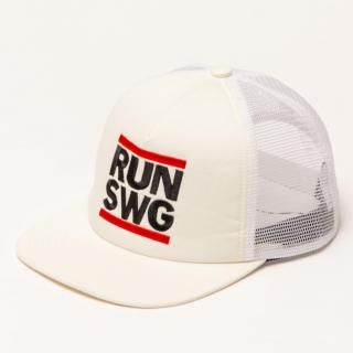 <img class='new_mark_img1' src='https://img.shop-pro.jp/img/new/icons13.gif' style='border:none;display:inline;margin:0px;padding:0px;width:auto;' />RUN SWG CAP, WHITE