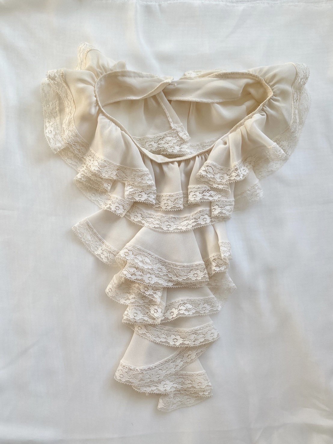 <img class='new_mark_img1' src='https://img.shop-pro.jp/img/new/icons20.gif' style='border:none;display:inline;margin:0px;padding:0px;width:auto;' />《SALE》ivory ruffle collar