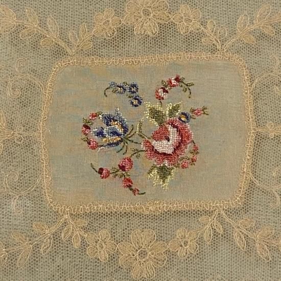 プチポワンレース装飾の刺繍トレイお値下げ‼️