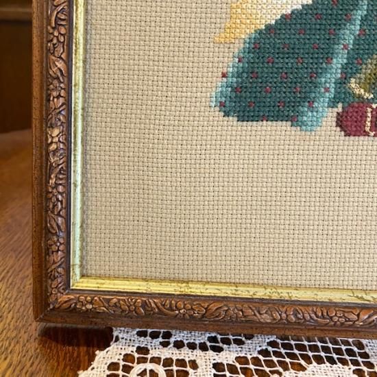 イギリス 刺繍額 おかあさんと子供達 - featherfewhouse イギリス 刺繍額 おかあさんと子供達 - featherfewhouse