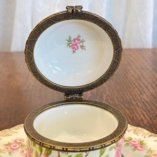 イギリス Jonglea s Collections 陶器ドーム型小物入れ 蝶飾り イギリス Jonglea s Collections 陶器ドーム型小物入れ 蝶飾り