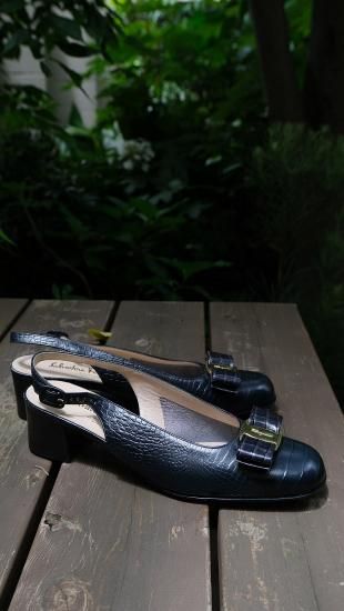 Salvatore Ferragamo ニコレッタヌバック紺　パンプスサイズ8 Salvatore Ferragamo ニコレッタヌバック紺 パンプスサイズ8