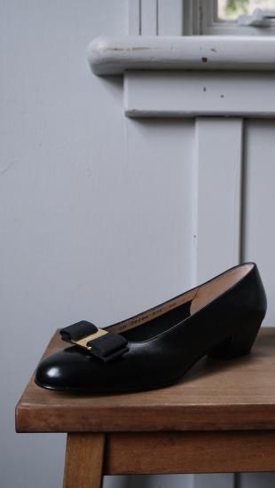 ⭐️未使用⭐️ サルヴァトーレフェラガモ　VARA フラットシューズ　ブラック Ferragamo VARA パンプス | ブラック - lamadri vintage onlineshop