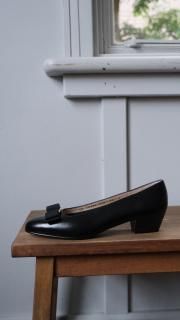 S.Ferragamo.VARA.black.6 1/2