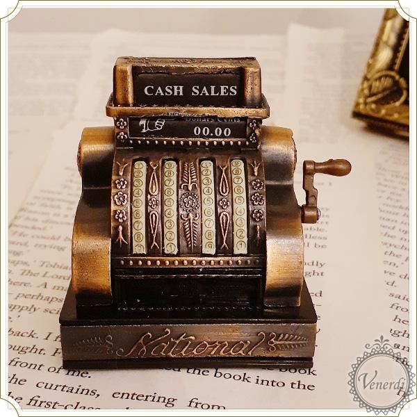 アンティーク 鉛筆削り キャッシャー 洋画に出てきそうなレトロ シャープナー ブリキ 神戸の雑貨屋 Venerdi Store 通販サイト アンティーク 鉛筆削り キャッシャー 洋画に出てきそうなレトロ シャープナー ブリキ 神戸の雑貨屋 Venerdi Store 通販サイト